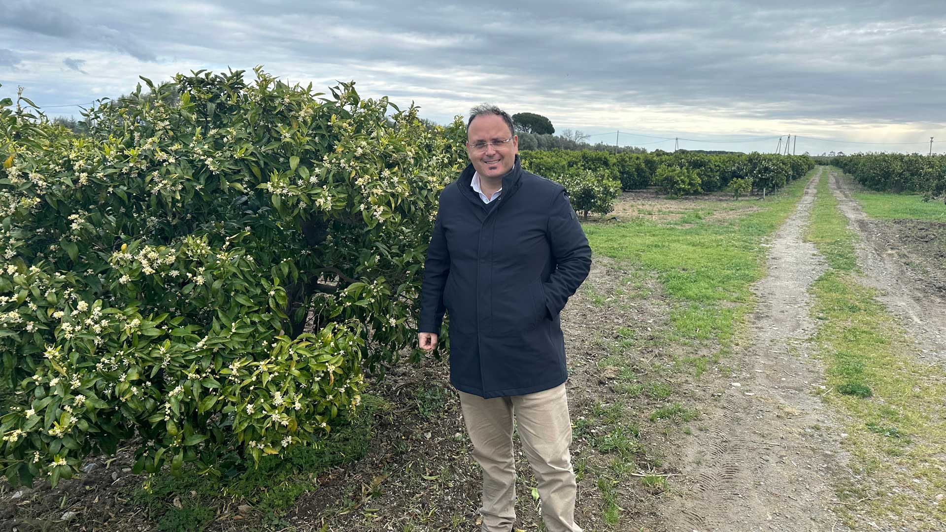 Thomas Vatrano durante la sua attività di agronomo