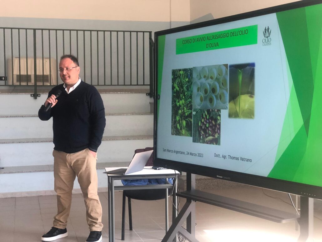 Thomas Vatrano durante un corso di analisi sensoriale dell'olio d'oliva